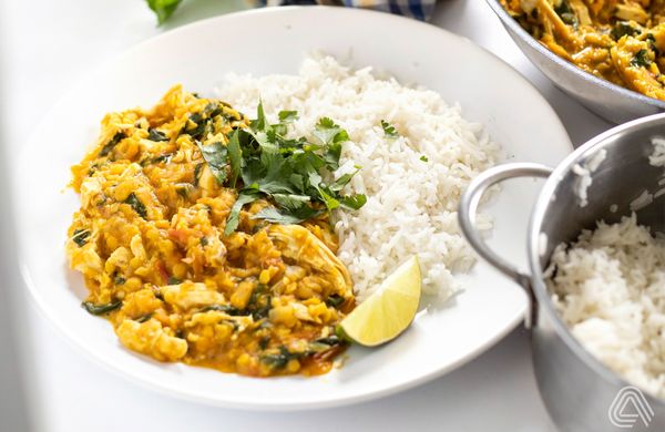 Trhané kuřecí maso na kari s kokosovým mlékem