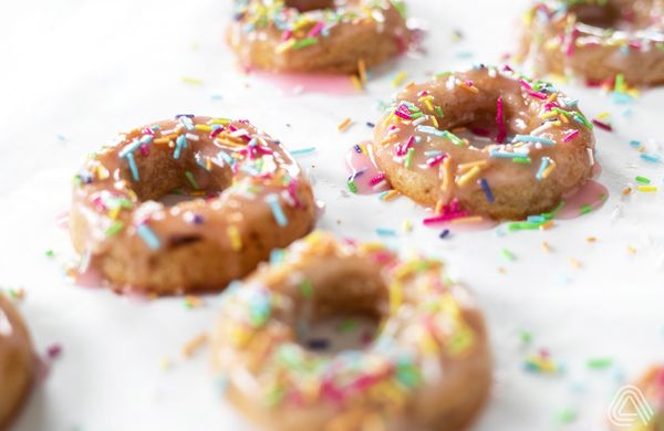 Barevné mini donuty s polevou, které budete mít do půl hodiny na talíři