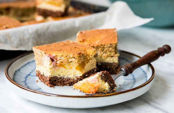 Tříbarevný koláč s tvarohem a nektarinkami