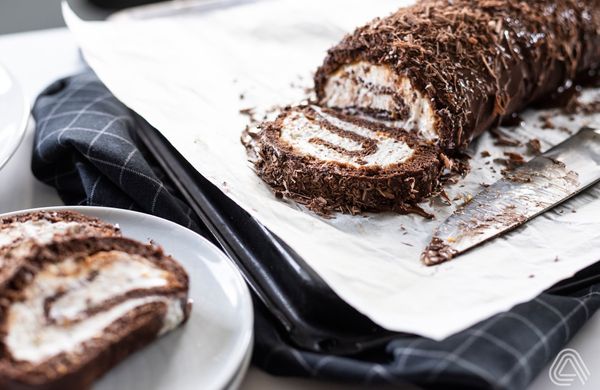Stracciatella roláda s nadýchaným těstem a bohatou krémovou náplní