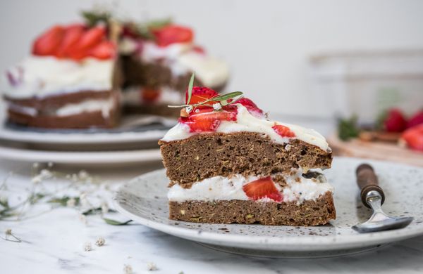 Cuketový dort s tvarohem a jahodami