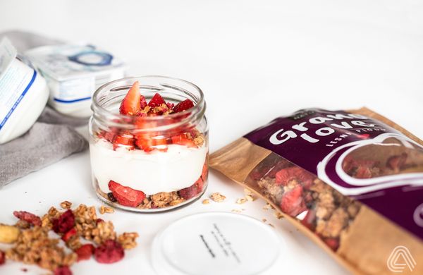 Jogurtový pohár s granolou a jahodami