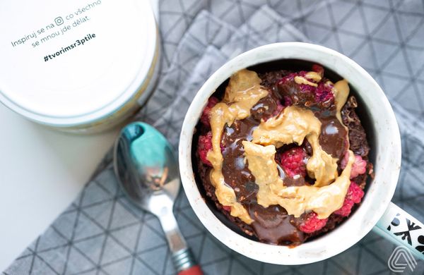 Čokobanánový mug cake z ovesných vloček do mikrovlnky