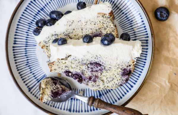 Bezlepkový čučoriedkovo-makový chlebíček s vanilkovým krémom