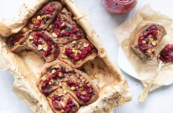 Zdravá verzia kysnutých roliek s arašidovým maslom a marmeládou