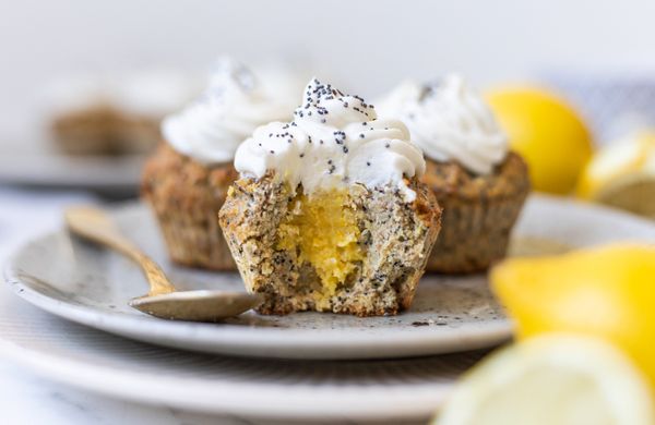 Makové cupcakes s citronovou náplní a tvarohovo-ricottovým krémem