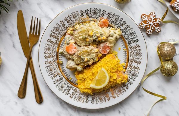 Obalovaný losos s lehkým bramborovým salátem