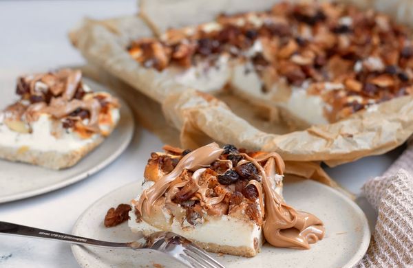 Jablkový cheesecake s karamelom