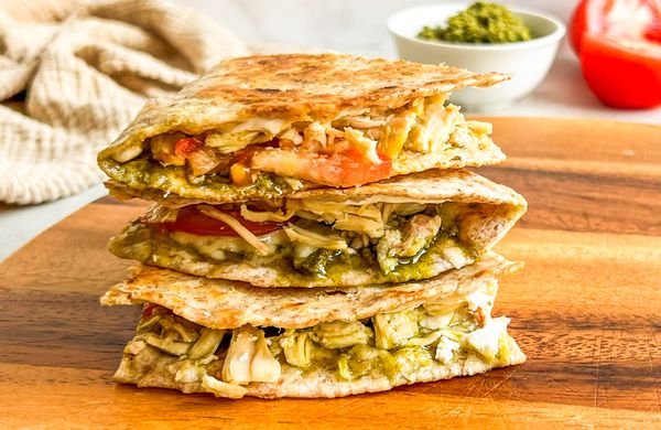 Quesadilla s kuřecím masem a pestem