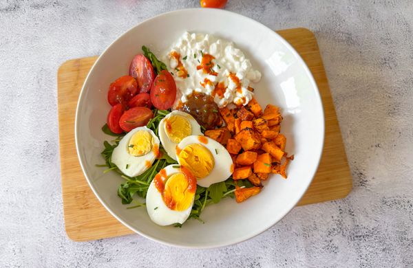 Slaná snídaňová bowl s vejci a zeleninou