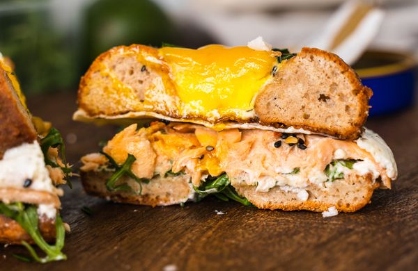 Snídaňový bagel s lososem