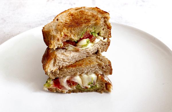 Caprese sandwich s bazalkovým pestom