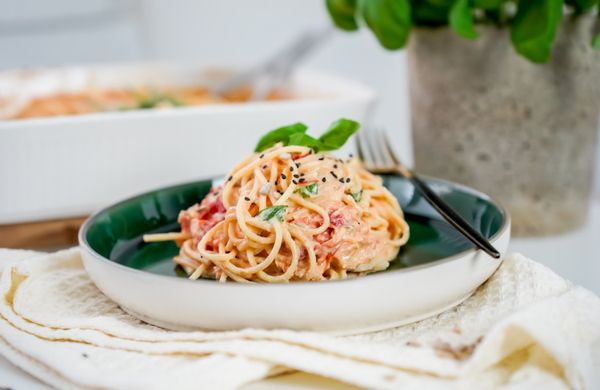 Pasta mit gebackenem Lachs und Tomaten