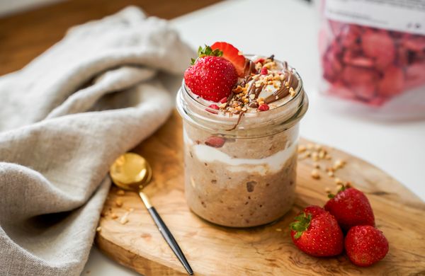 Overnight oats de ciocolată cu căpșuni