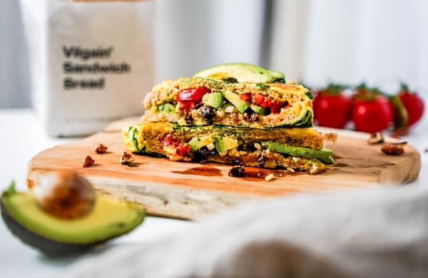 Sandwich vegetarian cu avocado și feta