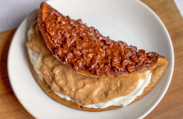 Omletă dulce cu ciocolată și caramel