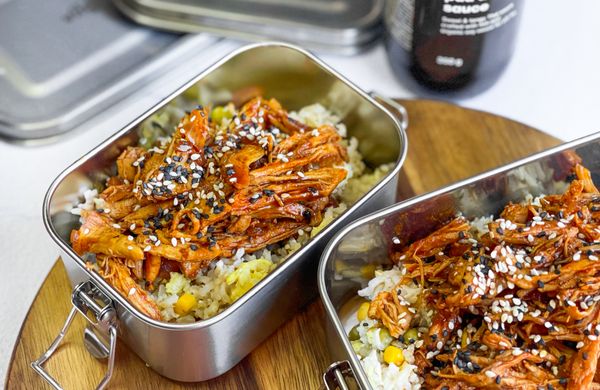 Pulled Chicken mit Reis und Pad-Thai-Sauce