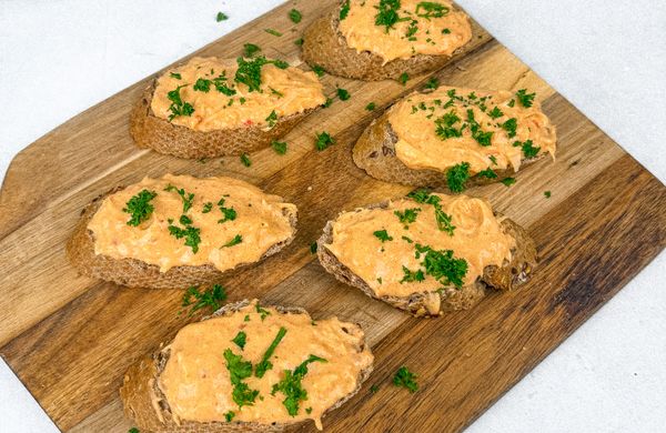Spicy cheese and garlic spread