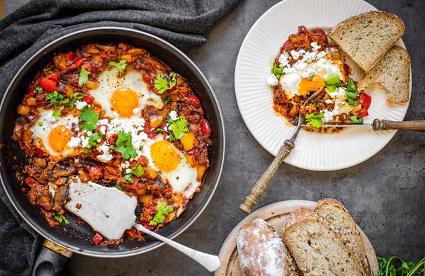 Shakshuka israeliană: un mic dejun sănătos cu gust de Orient