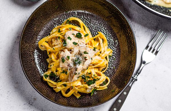 Těstoviny tagliatelle Alfredo s kuřecím masem