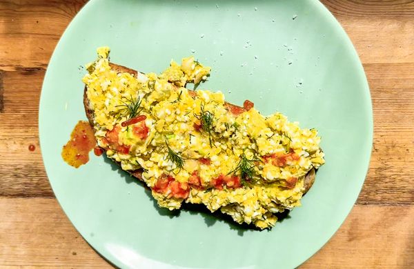 Dill Picle Egg Salad: vajíčkový salát s avokádem, koprem a nakládačkou