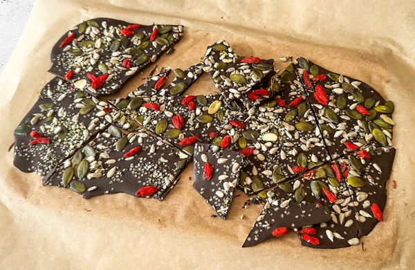 Superseed barks: ciocolată spartă de casă cu semințe