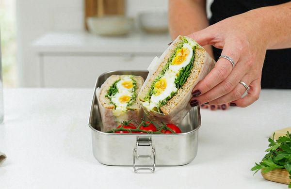 Sandwich mit Eiaufstrich und Bärlauchpesto