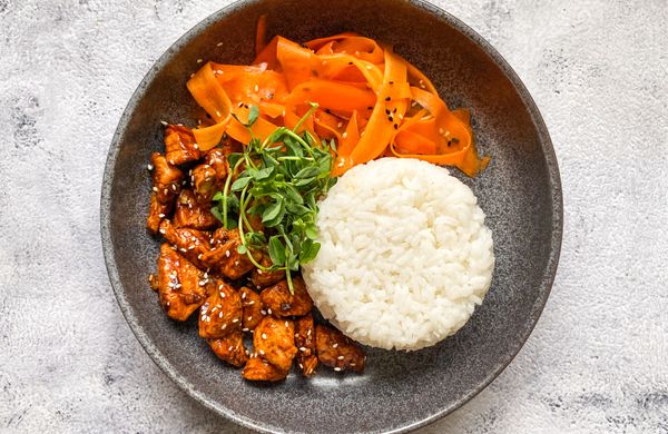 Pui cu lămâie, orez și salată de morcovi