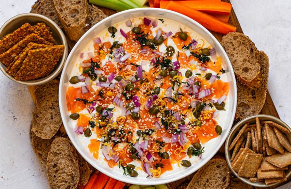 Board with smoked salmon and crackers