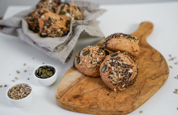 Hausgemachte Hefebrötchen mit Körnern