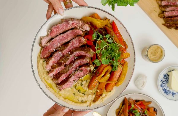 Steak mit geröstetem Gemüse und Hummus
