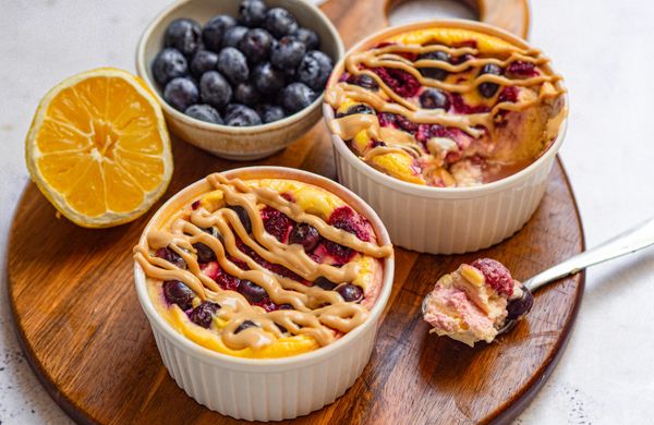 Mini cheesecake proteic cu fructe de pădure