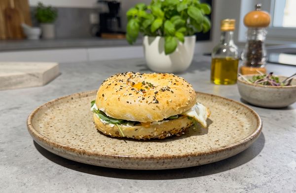 Domácí bagel s vajíčkem
