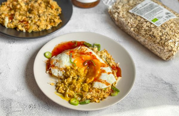 Kimchi oatmeal: slaná ovesná kaše a vejcem