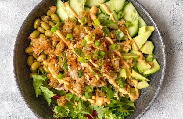 Salat mit Wildlachs und knusprigem Reis