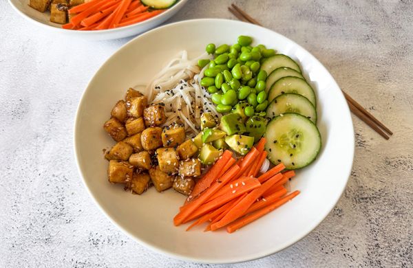 Poke bowl s tofu a avokádem