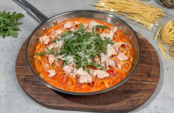 Tagliatelle mit Tomatensauce und Hähnchenfleisch