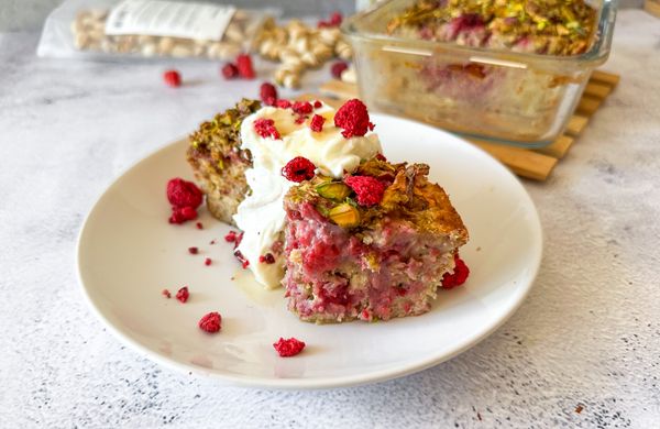 Ovăz copt cu fistic și zmeură