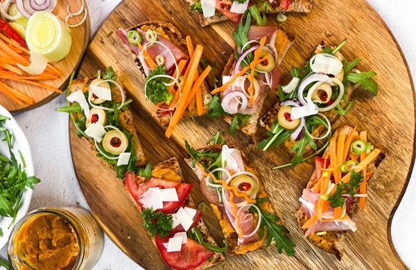 Obložená bruschetta s hummusem