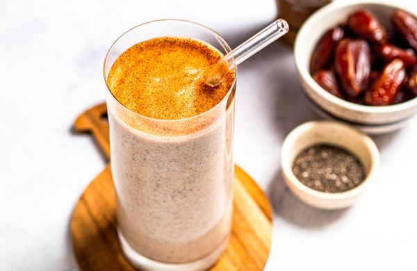 Zimt-Smoothie mit Datteln