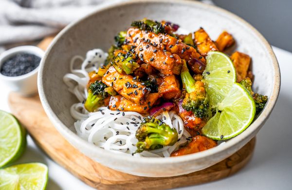 Asijské nudle s tofu a brokolicí