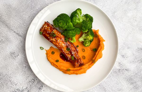 Gebratener Lachs mit Süßkartoffelpüree und Brokkoli