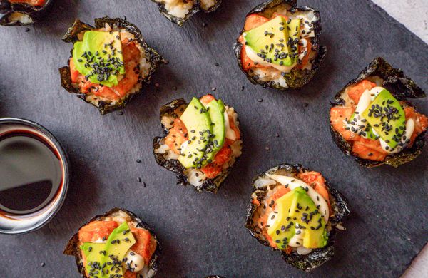 Domácí sushi muffiny s lososem a avokádem