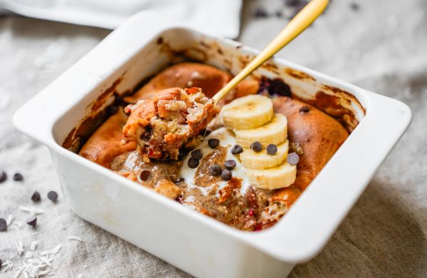 Protein-Kuchen mit Obst für eine Person