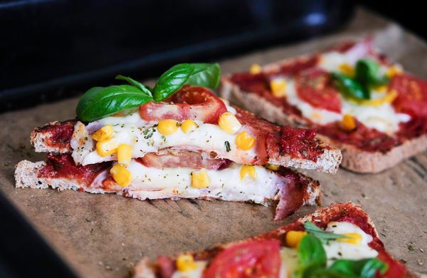 Pizza-Toast mit Schinken und Käse im Backofen