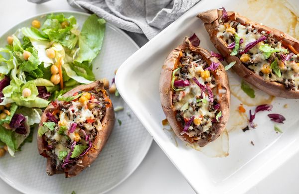 Zapečené plněné batáty s mletým hovězím masem, zeleninou a sýrem