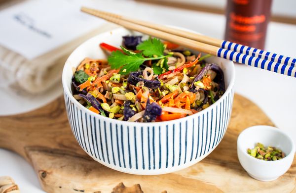 Reisnudeln mit Wildlachs und Gemüse