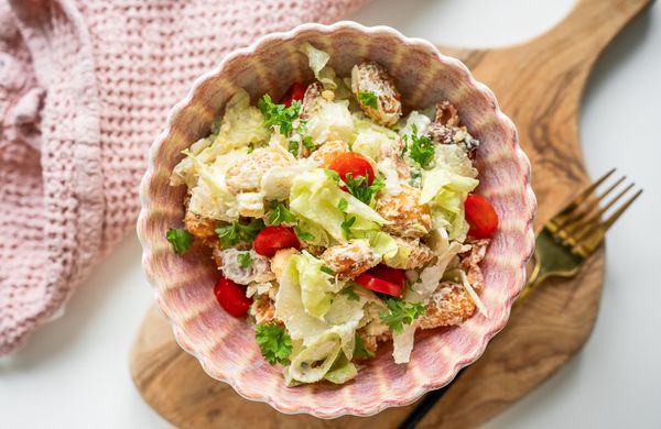 Salát s pečenými gnocchi a slaninou