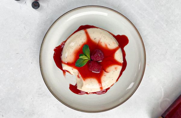 Proteinová panna cotta s malinami