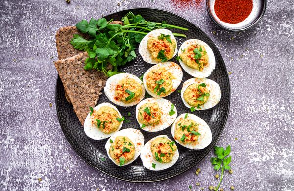 Plnené avokádové vajcia